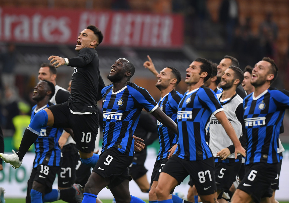 万幸！男子踢球时心脏骤停，球友紧急救助